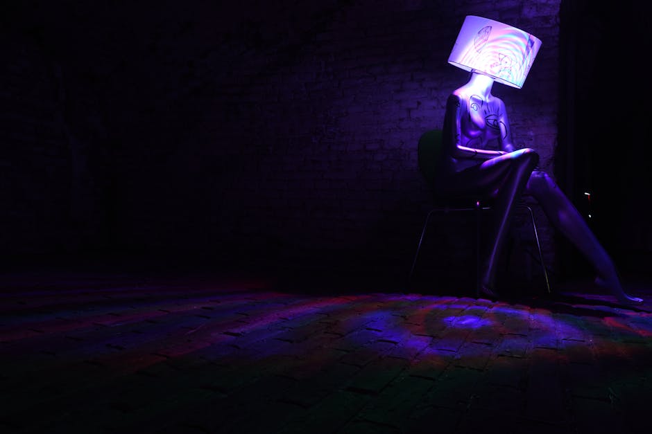 Een persoon die in de avond voor een computer zit met blauw licht, dat de slaap beïnvloedt en het circadiaans ritme verstoort.